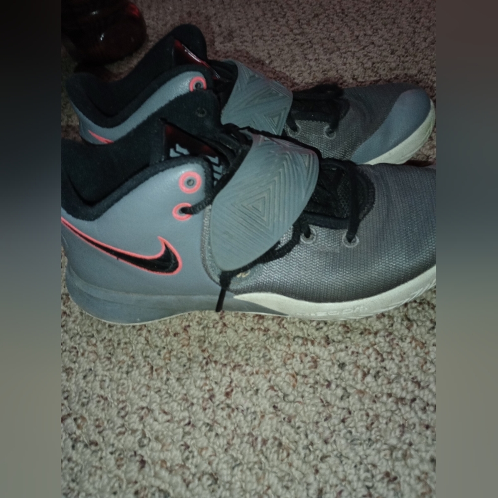 Boys/Junior's Nike tennis shoes